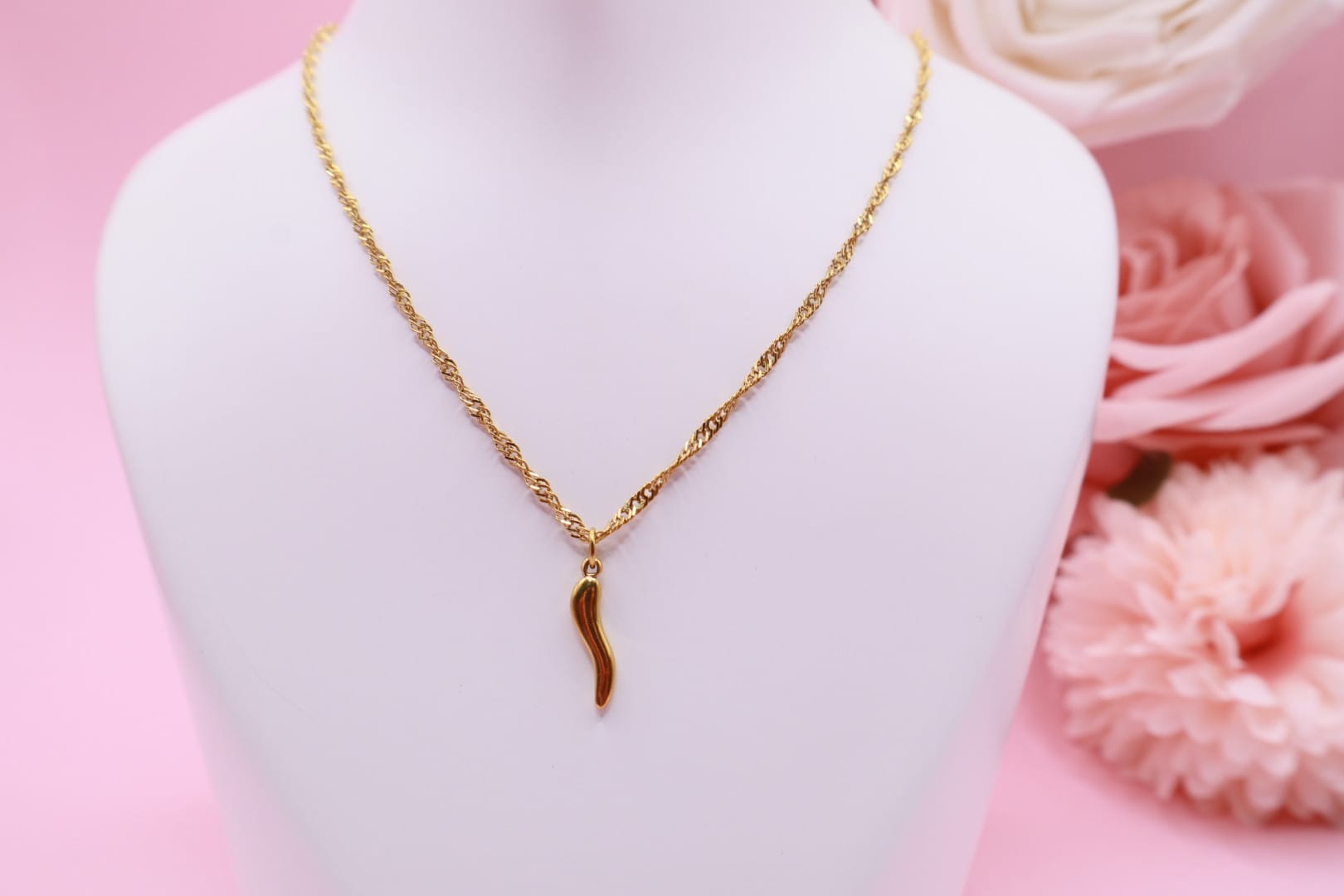 Collar Cornicello Protector en Acero Inoxidable – Dorado y Rojo